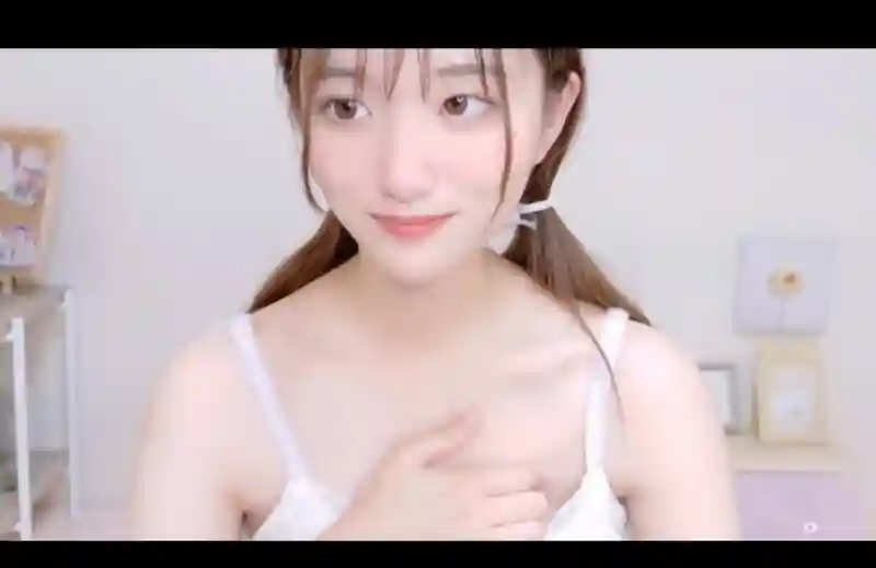 FC2-PPV-4799244 A fair-skinned, black-haired, and innocent girl who shows off her bold spread